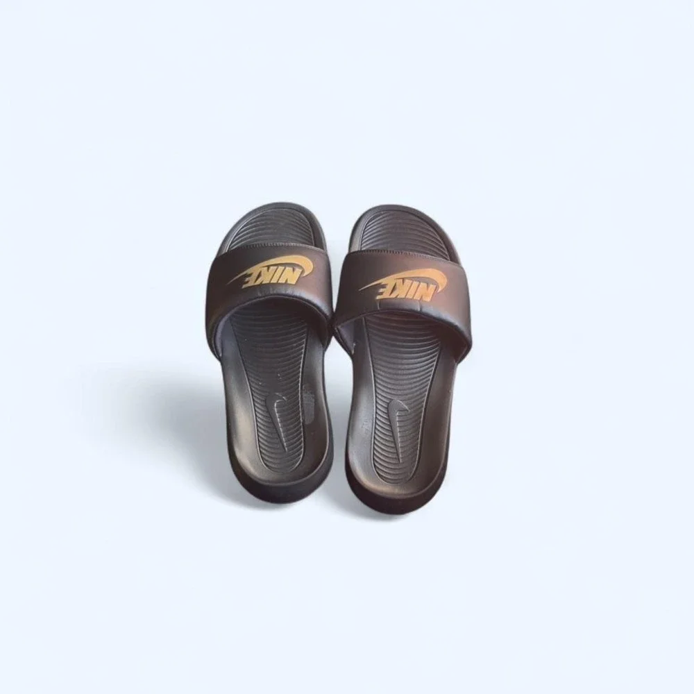 Mens Nike slides in black with gold logo size 10